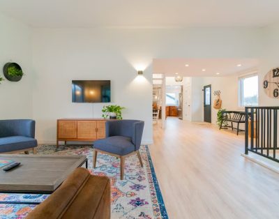 Wildflower Riverhouse / A Gorgeous Riverfront Reno